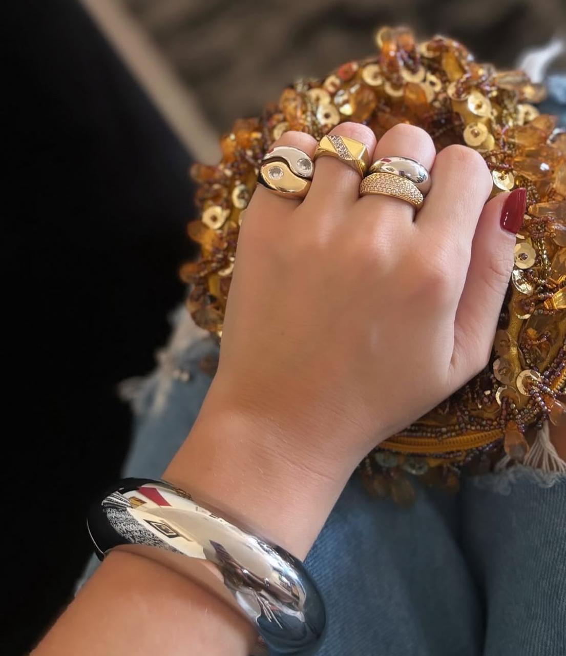 Peças da Joá Semijoias em um editorial de inspiração.